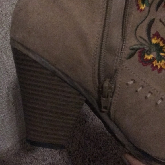 High heeled booties - Picture 6 of 7